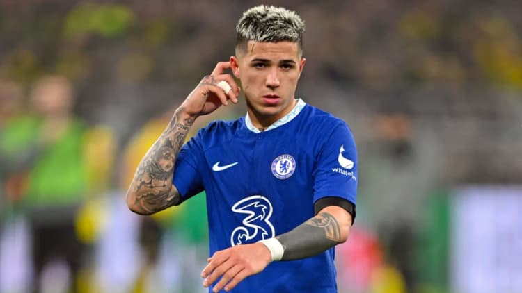 Enzo Fernández in het shirt van Chelsea.