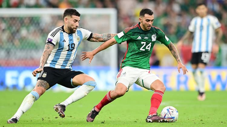 Luis Chávez en Nicolás Otamendi strijden om de bal op het WK in Qatar.