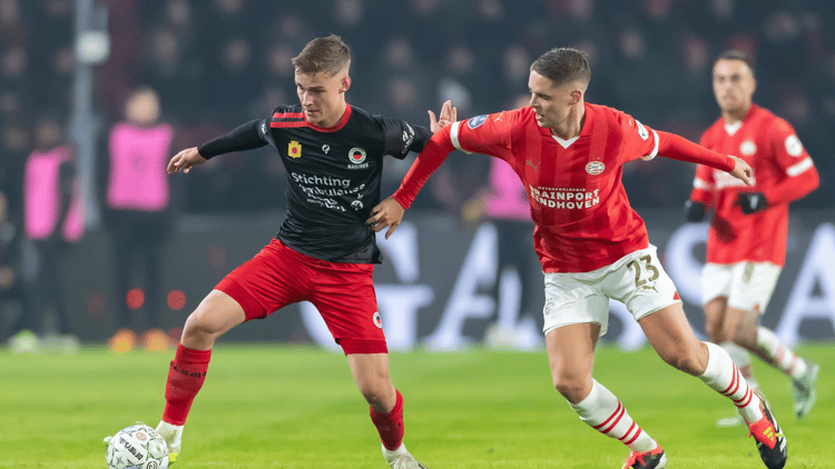 Joey Veerman (rechts) in duel met Noah Naujoks.