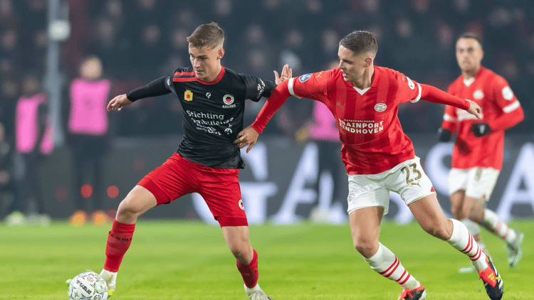 Joey Veerman (rechts) in duel met Noah Naujoks.