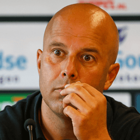 Aankoop maakt het Arne Slot lastig: ‘Dat doet hij al langer op de training’
