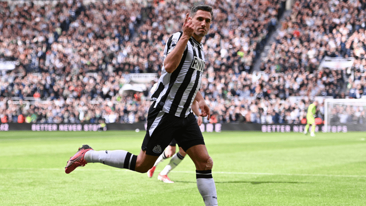 Fabian Schär kwam in 2018 voor vier miljoen euro naar Newcastle United.