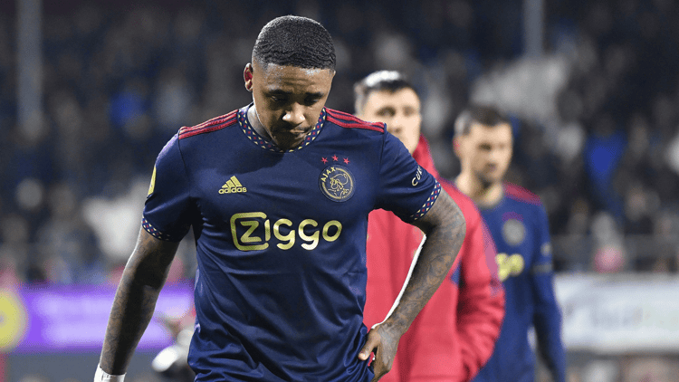 Steven Bergwijn in het shirt van Ajax.