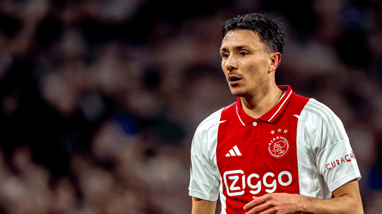 Steven Berghuis streek in 2021 neer bij Ajax en verlengde in februari zijn contract.