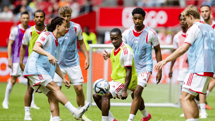Carlos Forbs (centre) at Ajax