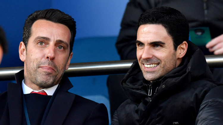 Edu Gaspar (links) naast Arsenal-coach Mikel Arteta.