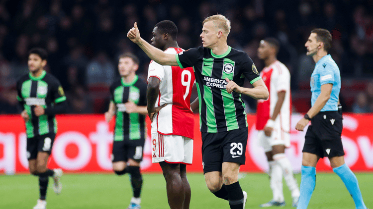 Jan Paul van Hecke in actie voor Brighton & Hove Albion tegen Ajax.