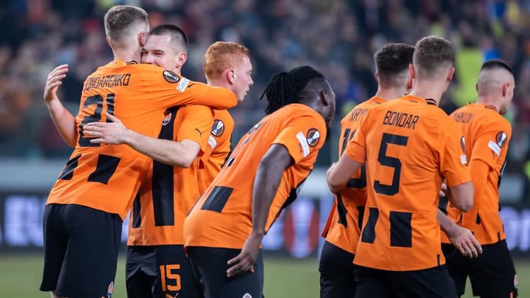 Shakhtar Donetsk won de heenwedstrijd met 2-1 van Stade Rennes, maar verloor de uitwedstrijd met diezelfde cijfers. Shakhtar Donetsk won uiteindelijk de tussenronde van de Europa League na strafschoppen.