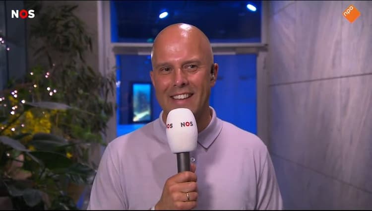 Arne Slot geeft via een liveverbinding antwoord op de vragen van de analisten aan tafel.