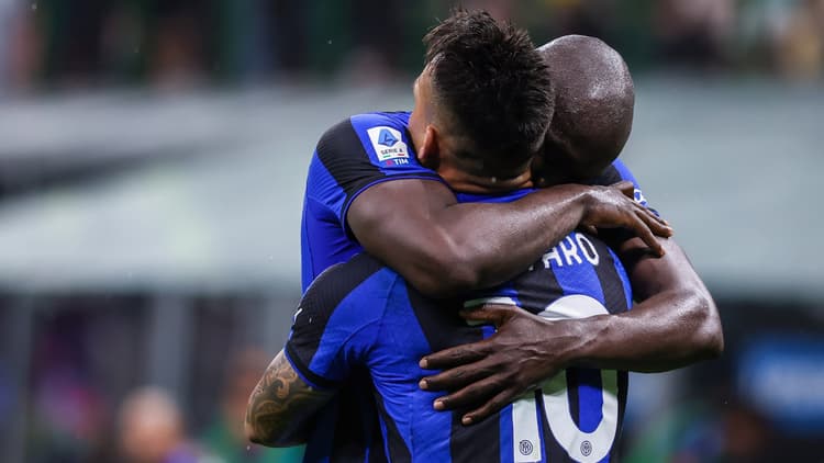 Romelu Lukaku embraces Lautaro Martinez while playing for Inter