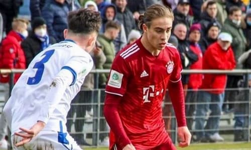 Kenan Yildiz in action for Bayern Munich's under-19s