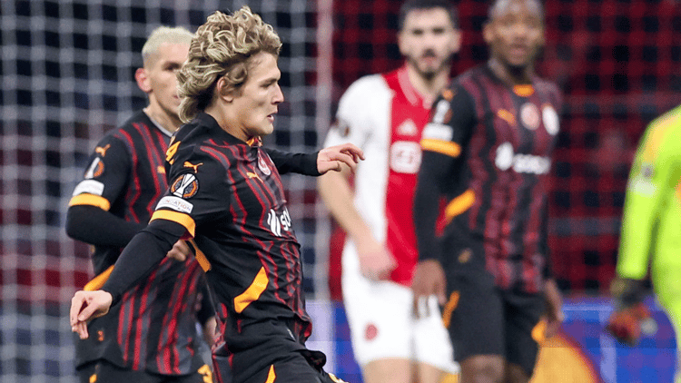 Efe Akman namens Galatasaray in actie tegen Ajax