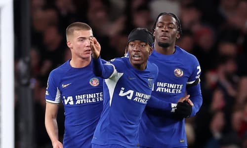 Noni Madueke talks with Alfie Gilchrist and Axel Disasi during Chelsea's Premier League loss to Arsenal