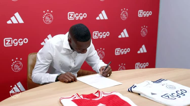 Carlos Forbs bij de afronding van zijn transfer naar Ajax.