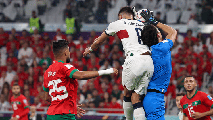 Yassine Bounou is Bruno Fernandes de baas in de lucht.