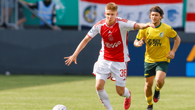 Kristian Hlynsson kreeg afgelopen wedstrijd het vertrouwen van Maurice Steijn als rechtsbuiten van Ajax.