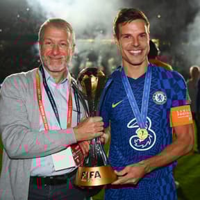 How many trophies did Roman Abramovich win at Chelsea?