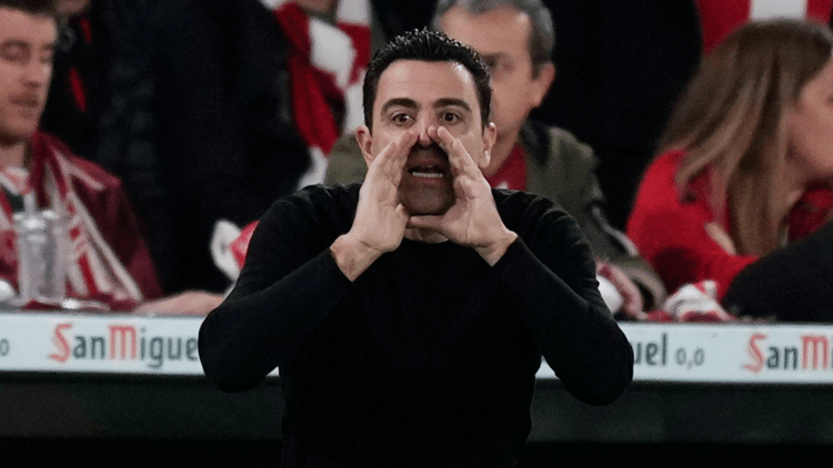 Xavi druk aan het coachen als trainer van FC Barcelona.