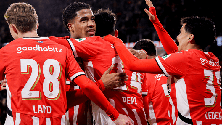 Ryan Flamingo (midden) knuffelt Ricardo Pepi na een doelpunt