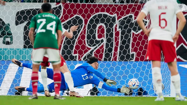 Een cruciaal moment: Guillermo Ochoa keert de penalty van Robert Lewandowski.