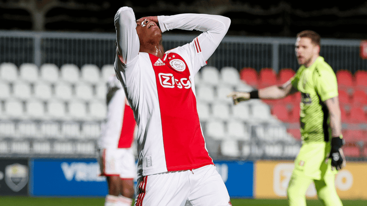 Stanis Idumbo Muzambo in actie namens Jong Ajax