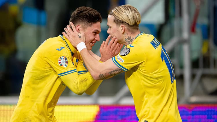 Georgiy Sudakov with Mykhailo Mudryk