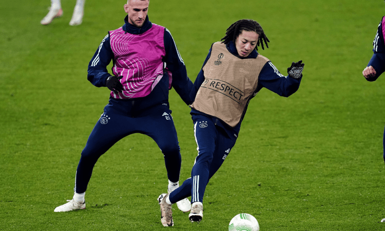 Kian Fitz-Jim in een duel met Branco van den Boomen tijdens een training op Villa Park.