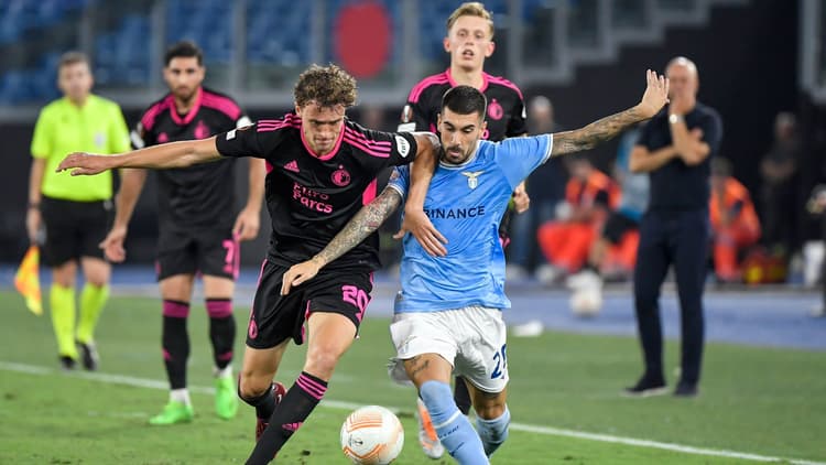 Mats Wieffer in duel met Mattia Zaccagni van Lazio.