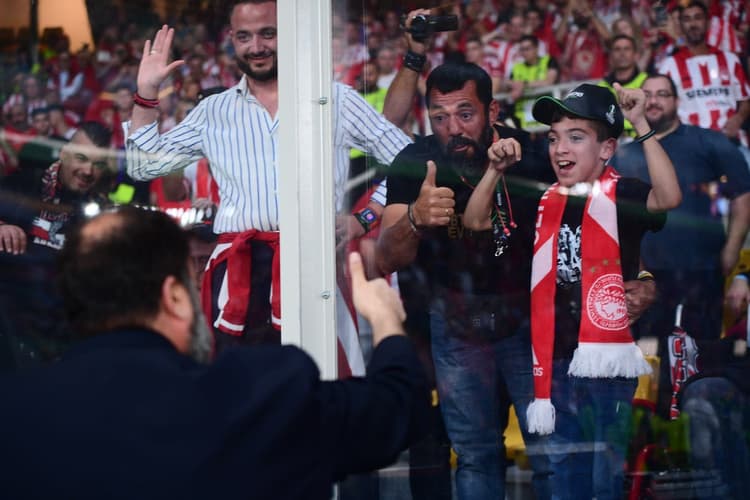 Marinakis speaks to the crowd