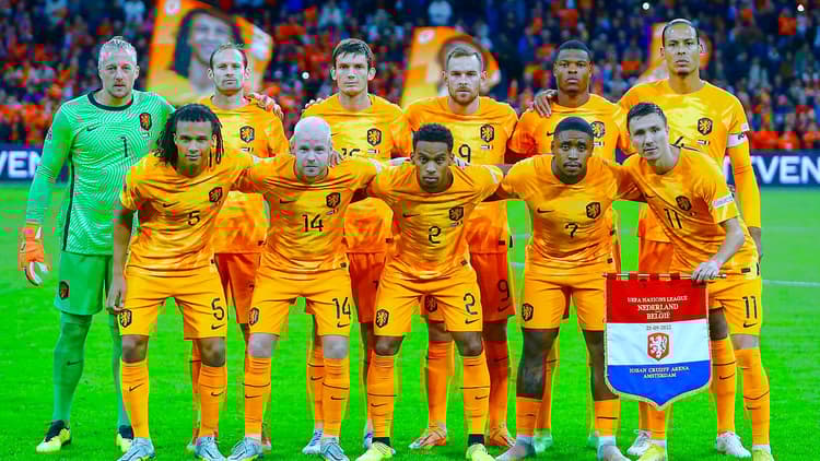 Het Nederlands elftal vlak voor de aftrap van de wedstrijd tegen België. 