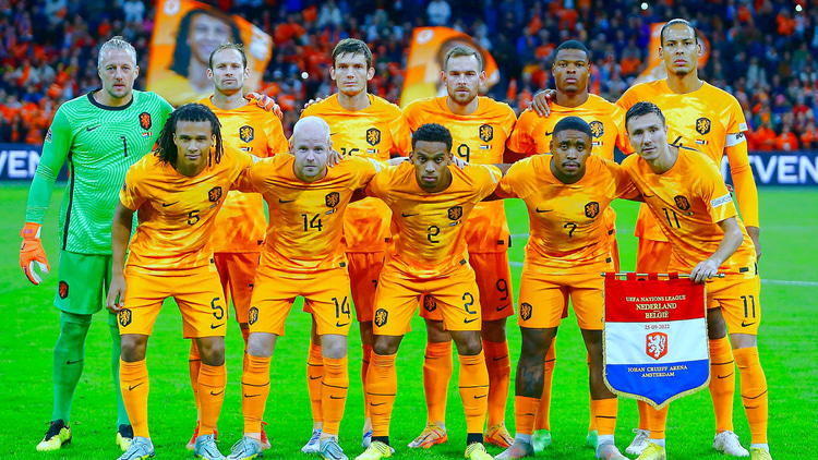 Het Nederlands elftal vlak voor de aftrap van de wedstrijd tegen België. 