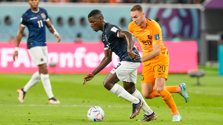 Caicedo playing at the 2022 World Cup