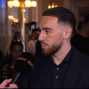 Kökcu bespreekt toekomst bij huldiging Feyenoord: 'Lijkt me niet slim om te zeggen dat...'