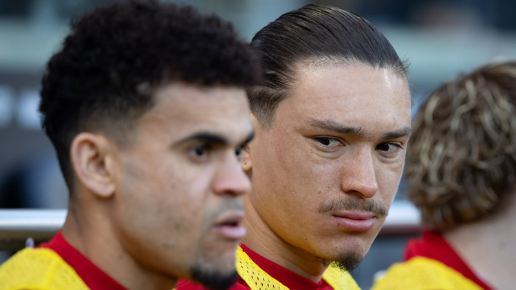 Luis Diaz on the Liverpool bench with Darwin Nunez