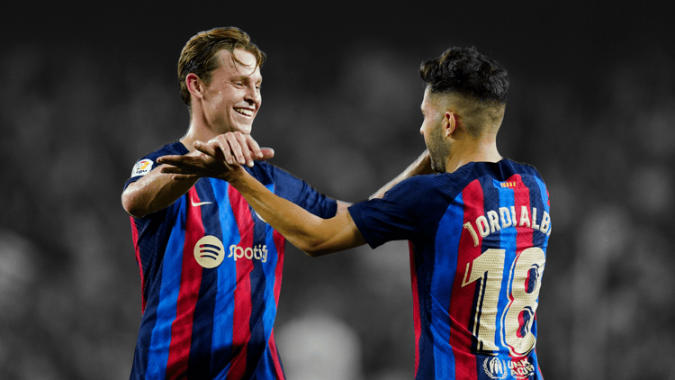 Frenkie de Jong samen met ploeggenoot Jordi Alba.
