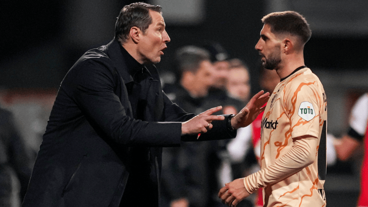 Luka Ivanusec wordt toegesproken door voormalig hoofdtrainer Brian Priske.