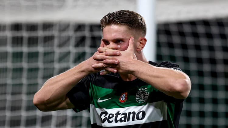 Viktor Gyokeres performs his trademark celebration, Sporting CP