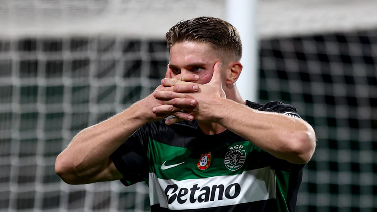 Viktor Gyokeres performs his trademark celebration, Sporting CP