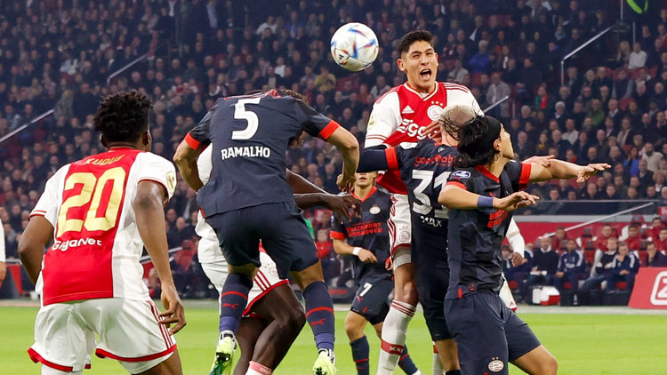 Edson Álvarez heeft nog een doorlopend contract tot medio 2025 bij Ajax.