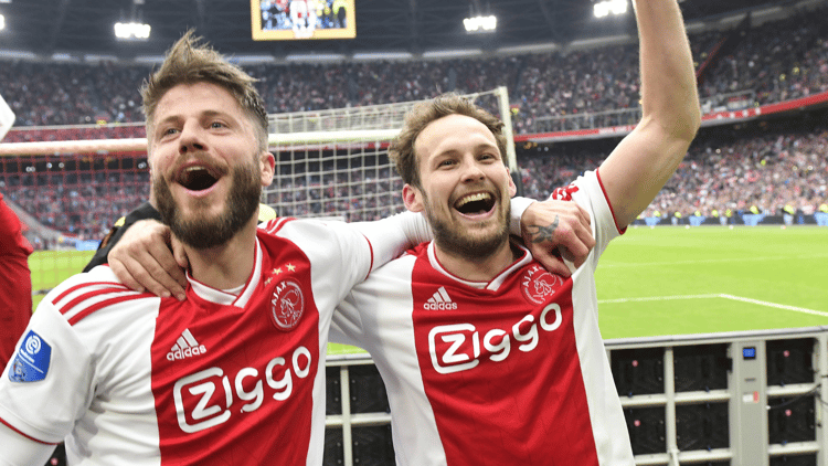 Daley Blind (rechts) in het shirt van Ajax samen met Lasse Schöne. 