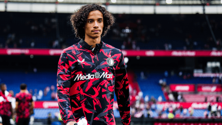 Gjivai Zechiël in het shirt van Feyenoord. 