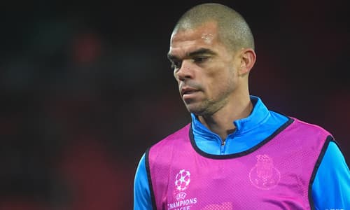 Pepe prepare for a Porto Champions League match.
