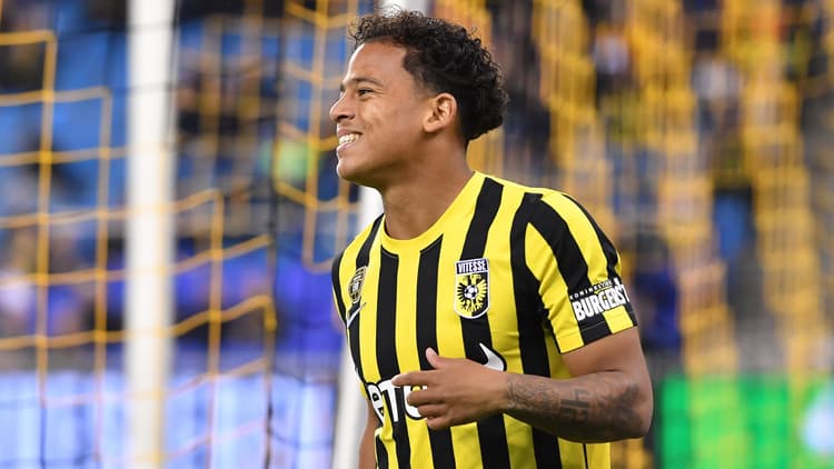 Million Manhoef weet nog niet te overtuigen dit seizoen.