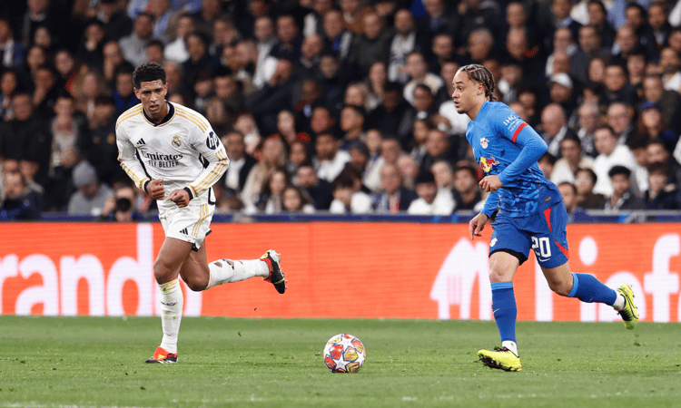 Jude Bellingham en Xavi Simons in actie tijdens Real Madrid - RB Leipzig