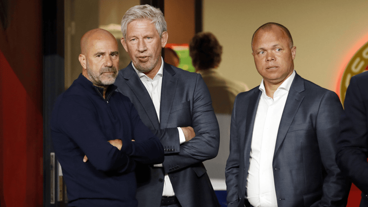 Peter Bosz samen met Marcel Brands en Earnest Stewart