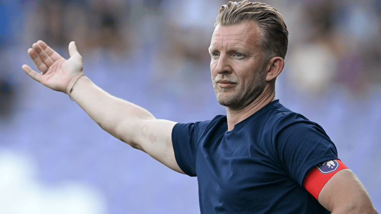 Dirk Kuyt als trainer langs de lijn bij Beerschot VA. 