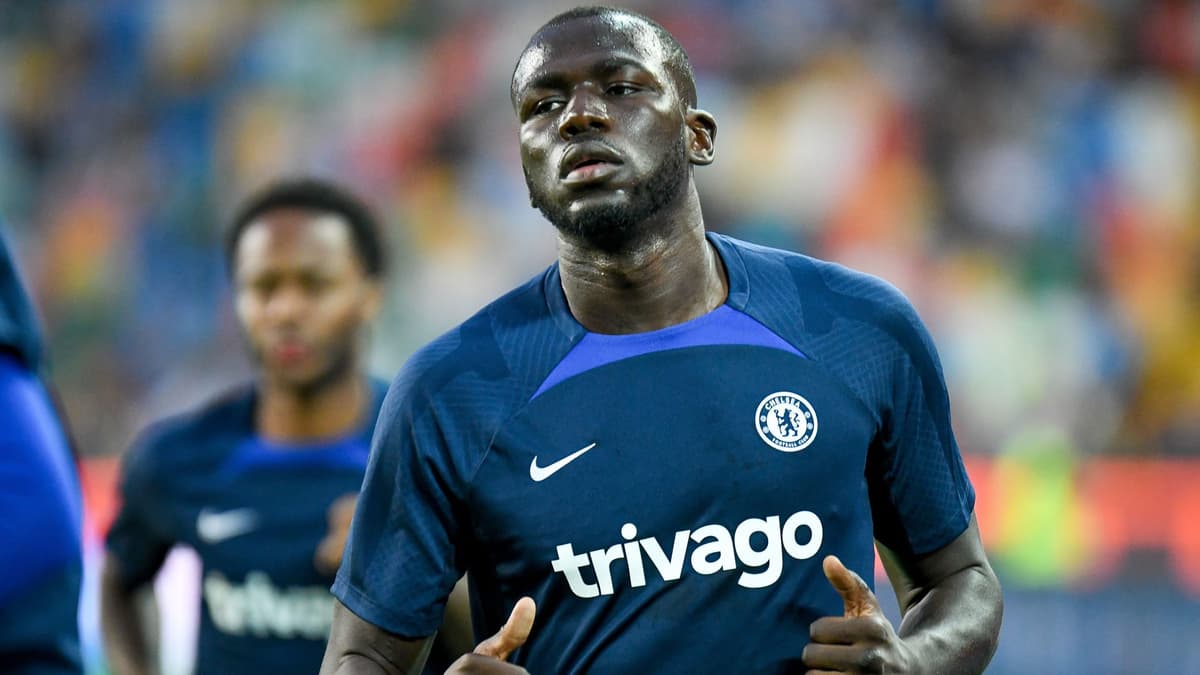 Raheem Sterling and Kalidou Koulibaly warming up with Chelsea.