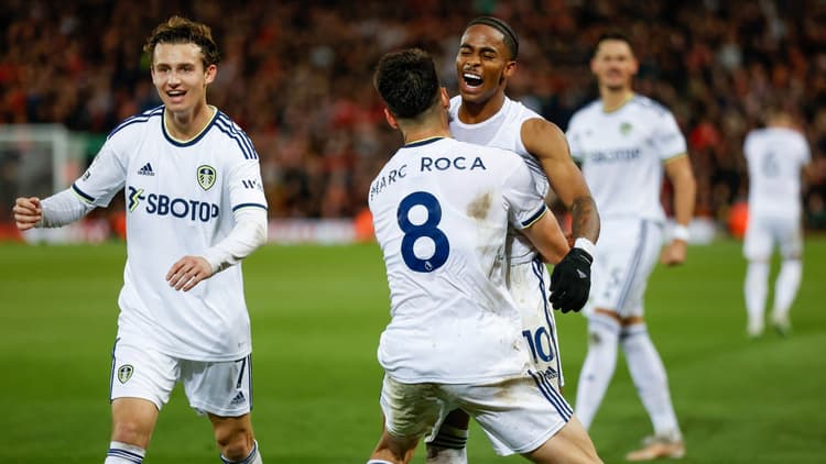 Summerville wordt geknuffeld door ploeggenoten na zijn goal op Anfield.