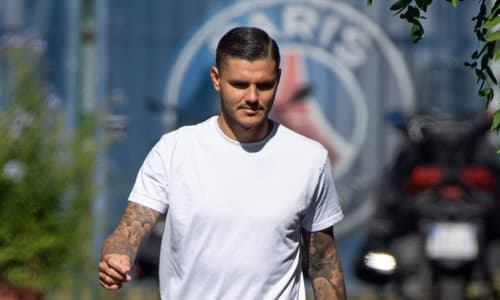 Mauro Icardi leaving PSG's training ground.