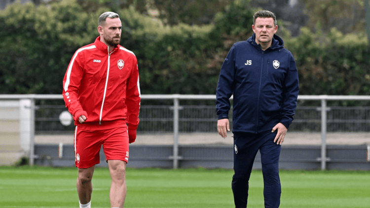 John Stegeman als assistent-trainer bij Royal Antwerp op het trainingsveld met Vincent Janssen